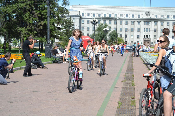 Иркутск. Велоледи на велосипеде Иркутск. Велоледи на велосипеде