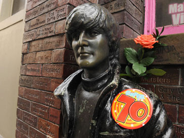 Знаменитая статуя Джона Леннона на Mathew Street в Ливерпуле John Lennon, Джон Леннон, The Beatles, музыка