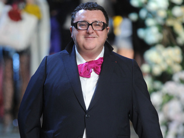 Альбер Эльбаз (Alber Elbaz) пытается сделать жизнь современной женщины проще, создавая простые комфортные наряды Альбер Эльбаз (Alber Elbaz) пытается сделать жизнь современной женщины проще, создавая простые комфортные наряды