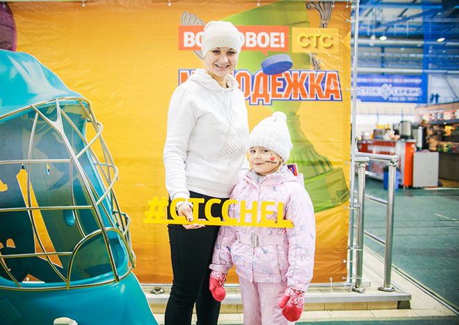 Наталья с дочкой Аленой Учимся кататься на коньках, самые обаятельные конькобежцы Челябинска, фото