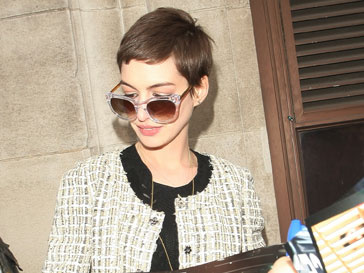 Энн Хэтэуэй (Anne Hathaway) продала свои свадебные фотографии, а деньги от них отдала на благотворительность Энн Хэтэуэй (Anne Hathaway) продала свои свадебные фотографии, а деньги от них отдала на благотворительность