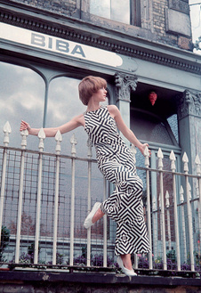 Модель в платье Biba, 1967 год. Модель в платье Biba, 1967 год.