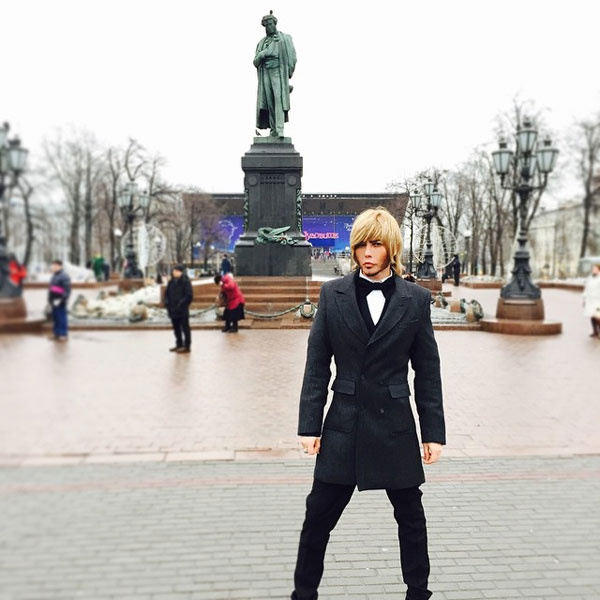 Сергей Зверев читает стихи на Пушкинской площади Сергей Зверев читает стихи на Пушкинской площади