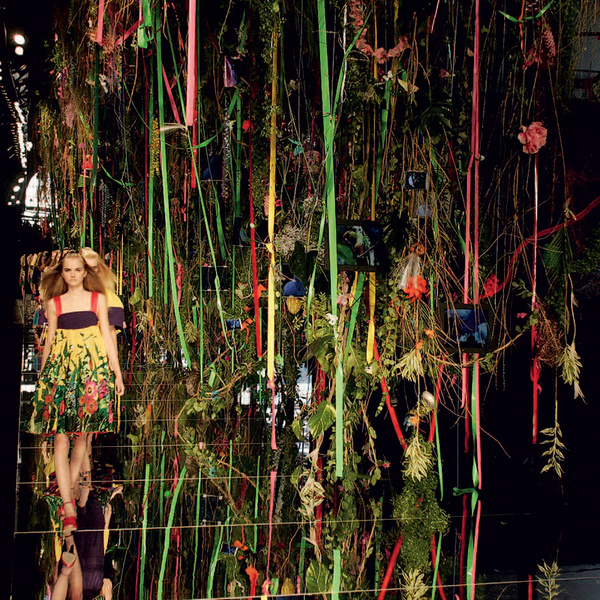Подиум марки Kenzo. Подиум марки Kenzo.