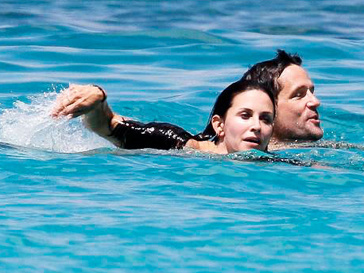 Кортни Кокс (Courteney Cox) плавает с Джошем Хопкинсом (Josh Hopkins) Кортни Кокс (Courteney Cox) плавает с Джошем Хопкинсом (Josh Hopkins)