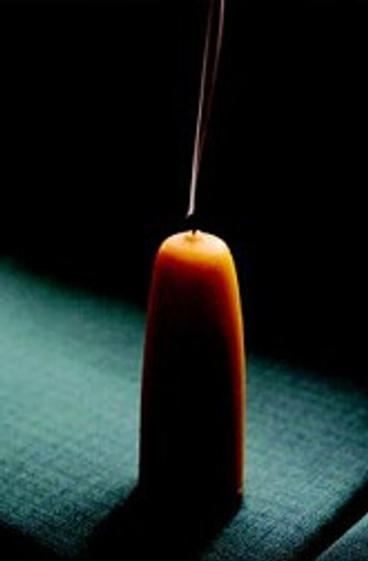 Когда ко мне приходят, я всегда зажигаю эту свечу. Ее пламя напоминает мне о том, что главное – не то, что я скажу или подумаю, но Божественный свет.