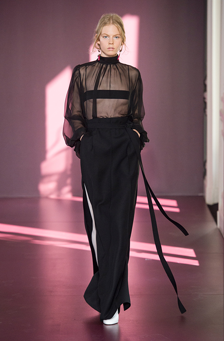 Ничего лишнего: показ Valentino Haute Couture в Париже