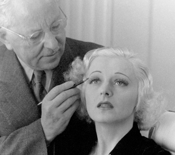 Макс Фактор «колдует» над бровями актрисы, 1937 год Макс Фактор «колдует» над бровями актрисы, 1937 год