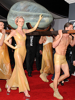 Леди ГаГа в личинке на ковровой дорожке «Грэмми»-2011. Леди ГаГа (Lady GaGa)
