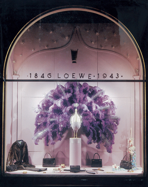 С 1945 по 1978 гг. витрины бутиков Loewe оформлял легендарный арт-директор бренда Хосе Перес де Розес, каждую из них превращая в шедевр. С 1945 по 1978 гг. витрины бутиков Loewe оформлял легендарный арт-директор бренда Хосе Перес де Розес, каждую из них превращая в шедевр.