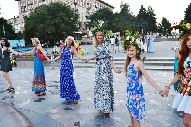 Флешмоб женственности в Волгограде фото Красивые женщины в платьях фото
