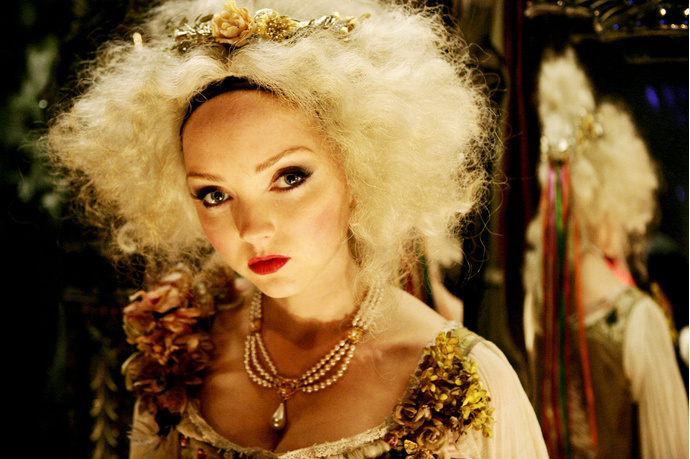 Лили Коул в фильме &laquo;Воображариум доктора Парнаса&raquo;