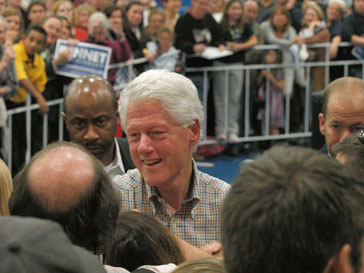 Во время съемок к актеру Биллу Клинтону (Bill Clinton) было не протолкнуться Во время съемок к актеру Биллу Клинтону (Bill Clinton) было не протолкнуться