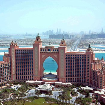 Громадную территорию возле пятизвездочного отеля The Palm Atlantis занимает водный парк Aquaventure. Громадную территорию возле пятизвездочного отеля The Palm Atlantis занимает водный парк Aquaventure.