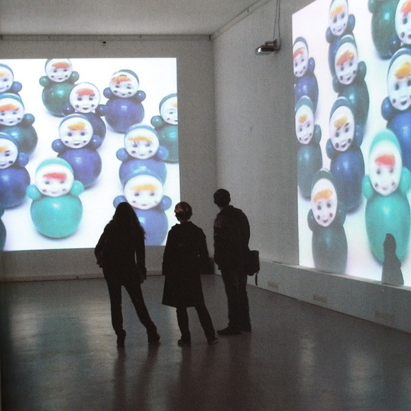 Анна Ермолаева, «Поиграй с Анной». Видеоинсталляция. 2008 г. Анна Ермолаева, «Поиграй с Анной». Видеоинсталляция. 2008 г.