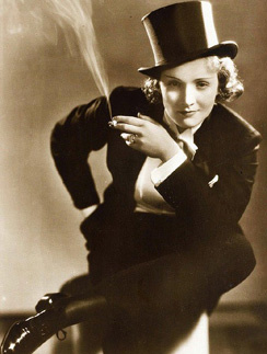 Марлен Дитрих в фильме "Марокко". (1930) Марлен Дитрих в фильме "Марокко" (1930)