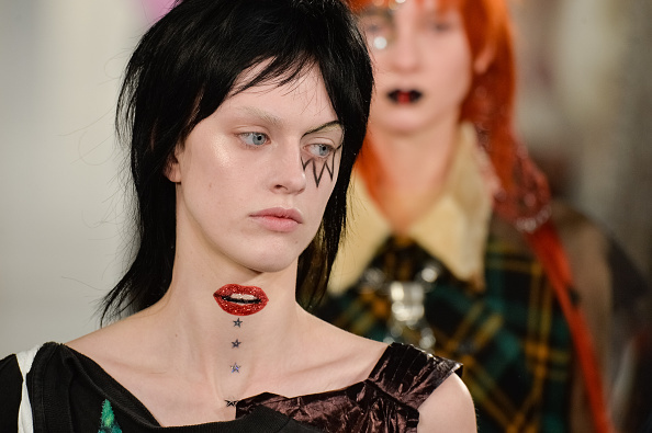 Показ коллекции Maison Margiela весна-лето 2016 на Парижской неделе моды Необычный макияж на Парижской неделе моды