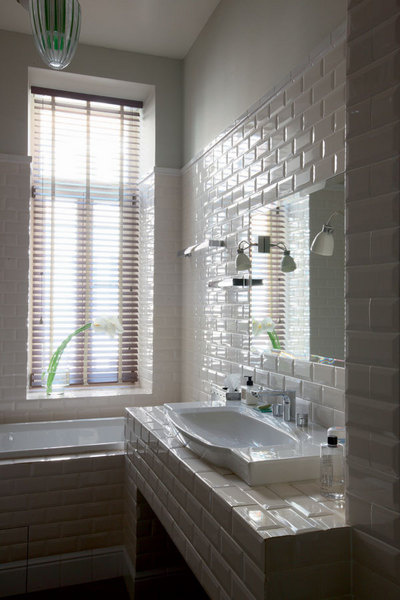 Ванная — одна из любимых комнат Софико. Раковина, Villeroy & Boch. Смеситель, Hansgrohe. Светильники куплены в салоне Lege Alto. Ванная — одна из любимых комнат Софико. Раковина, Villeroy & Boch. Смеситель, Hansgrohe. Светильники куплены в салоне Lege Alto.
