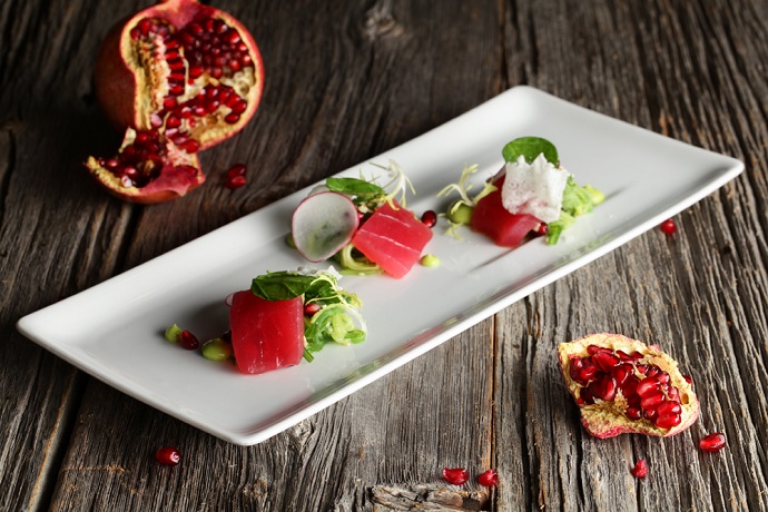 Маринованный тунец с чукой, огурцами и кунжутной заправкой (блюдо из праздничного сета) Маринованный тунец с чукой, огурцами и кунжутной заправкой (блюдо из праздничного сета)