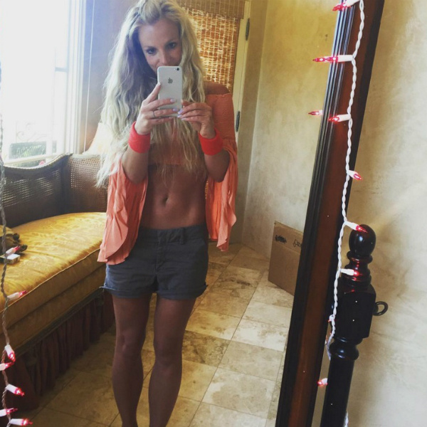 Бритни Спирс Бритни Спирс показала в Instagram мышцы пресса