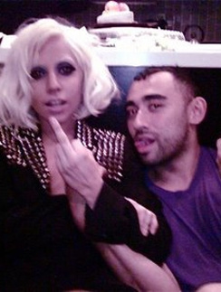 Леди ГаГа (Lady GaGa) вместе с Николя Формичетти воспитывает поколение "маленьких монстров". Леди ГаГа (Lady GaGa) вместе с Николя Формичетти