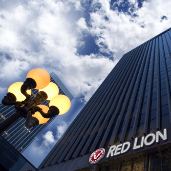 Red Lion Hotel, расположенный на берегу пляжа Голливуд, предлагает гостям номера с балконами с видом на бухту. Red Lion Hotel, расположенный на берегу пляжа Голливуд, предлагает гостям номера с балконами с видом на бухту.