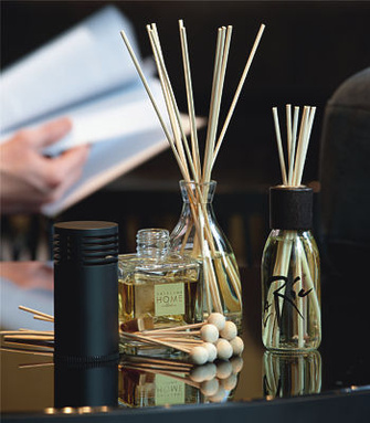 Диффузоры, слева направо: Diffuseur Solitaire, EDITIONS DE PARFUMS FRЙDЙRIC MALLE; Warm Interlude in St. Moritz с нотами корицы и какао, ORIFLAME; Vanilla and Tonka Bean с нотами ванили и бобов тонка, THE BODY SHOP; Сoco-Vanilla Aura Spa с нотами ванили и кокоса, LARIC.