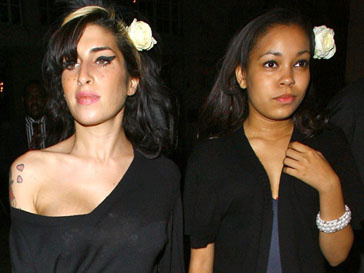 Эми Уайнхаус (Amy Winehouse) и ее крестной дочери Дион Бромфилд (Dionne Bromfield) нравится проводить время вместе Эми Уайнхаус (Amy Winehouse) и ее крестной дочери Дион Бромфилд (Dionne Bromfield) нравится проводить время вместе