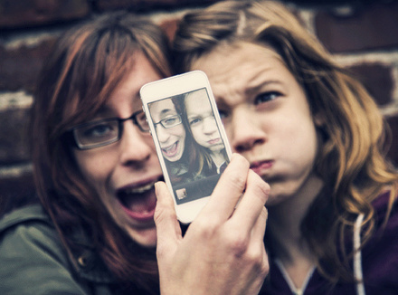 Ugly Faces: новый вид сэлфи Две девушки делают сэлфи