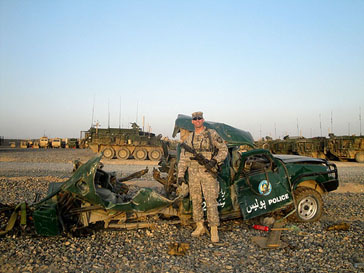 В Афганистане американские военные фотографировались с убитыми жертвами В Афганистане американские военные фотографировались с убитыми жертвами