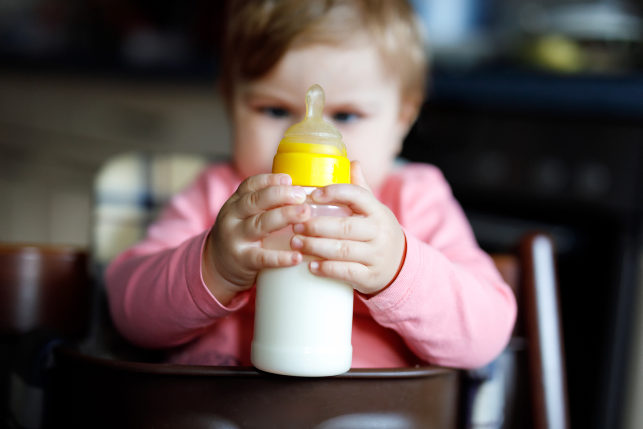 Почему маленьким детям нельзя пить коровье молоко?
