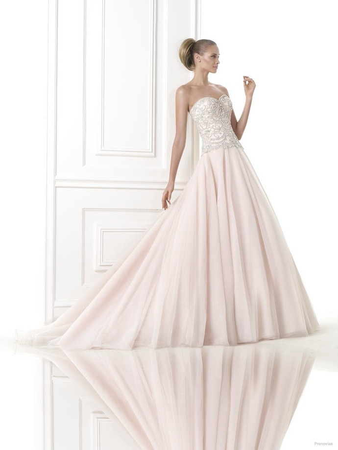 Бледно-розовое свадебное платье