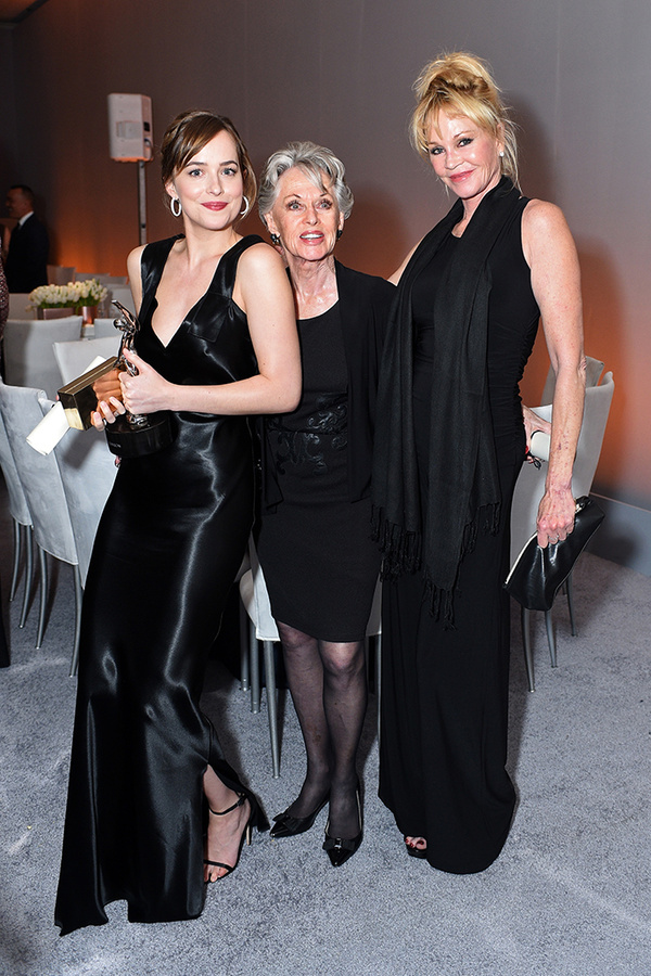 Фото дня: Дакота Джонсон с мамой и бабушкой на премии ELLE Women in Hollywood 