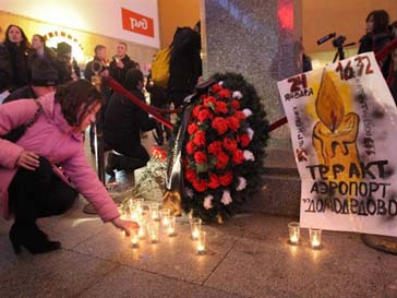 В Домодедово вспоминают жертв трагедии 24 января В Домодедово вспоминают жертв трагедии 24 января