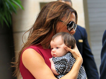 Виктория Бекхэм (Victoria Beckham) прошлась по магазинам вместе с Харпер Виктория Бекхэм (Victoria Beckham) прошлась по магазинам вместе с Харпер
