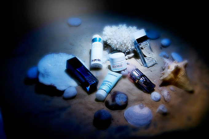 Омолаживающая сыворотка на основе черной водоросли Le Soin Noir Sérum, Givenchy; восстанавливающая эмульсия на основе зеленых и красных водорослей Advanced Marine Biology, La Prairie; увлажняющий крем с облегченной текстурой The Moisturizing Soft Cream, La Mer; увлажняющий крем Hydraskin Essential на основе морского растения саликорнии, Darphin; ночная сыворотка для контура глаз на основе антарктического биоэкстракта Re-nutriv Re-Creation Night Serum, Estée Lauder; туалетная вода Light Blue Dreaming in Portofino, Dolce&Gabbana.