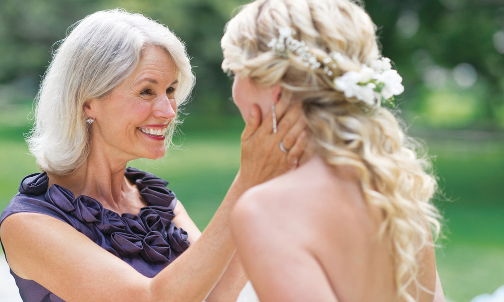 Свекровь учит молодую невестку искусству соблазна в день свадьбы
