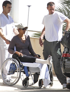 Холли Берри (Halle Maria Berry) продолжила сниматься даже в гипсе. Холли Берри (Halle Maria Berry) продолжила сниматься даже в гипсе.