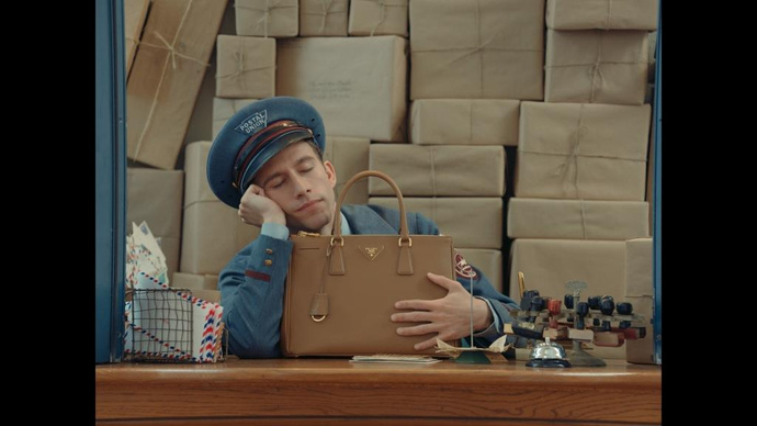 Prada представила серию забавных мини-фильмов The Postman Dreams