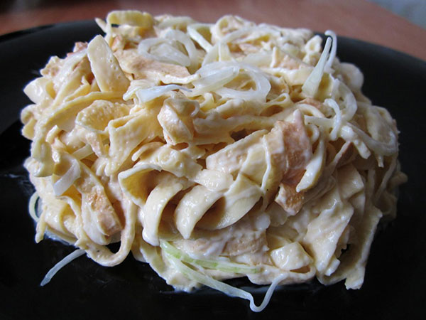 62Салат с крахмальными блинами и курицей рецепт