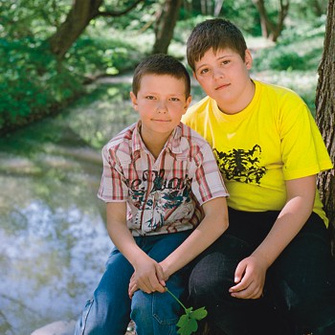 Папа Михи и Леши (9 и 12 лет) и мама Миши (11 лет) живут вместе пять лет.