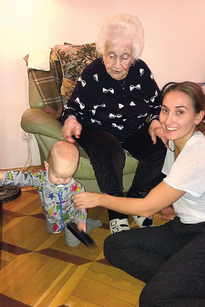 Мальчик любит бывать в гостях у 94-летней прабабушки Анны Юльевны | Источник: Личный архив