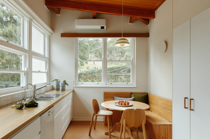 Модернистский дом с деревянным потолком в Австралии