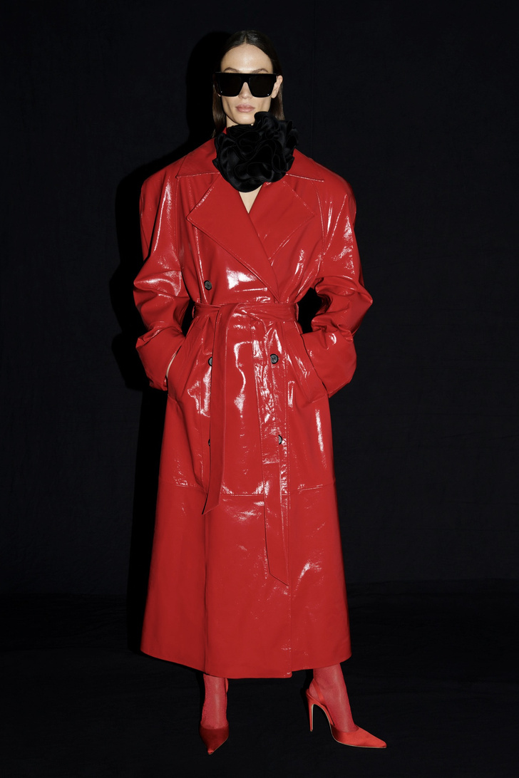 Лаковые плащи, огромные розы-чокеры и идеальные костюмы в самой красивой коллекции Magda Butrym FW23