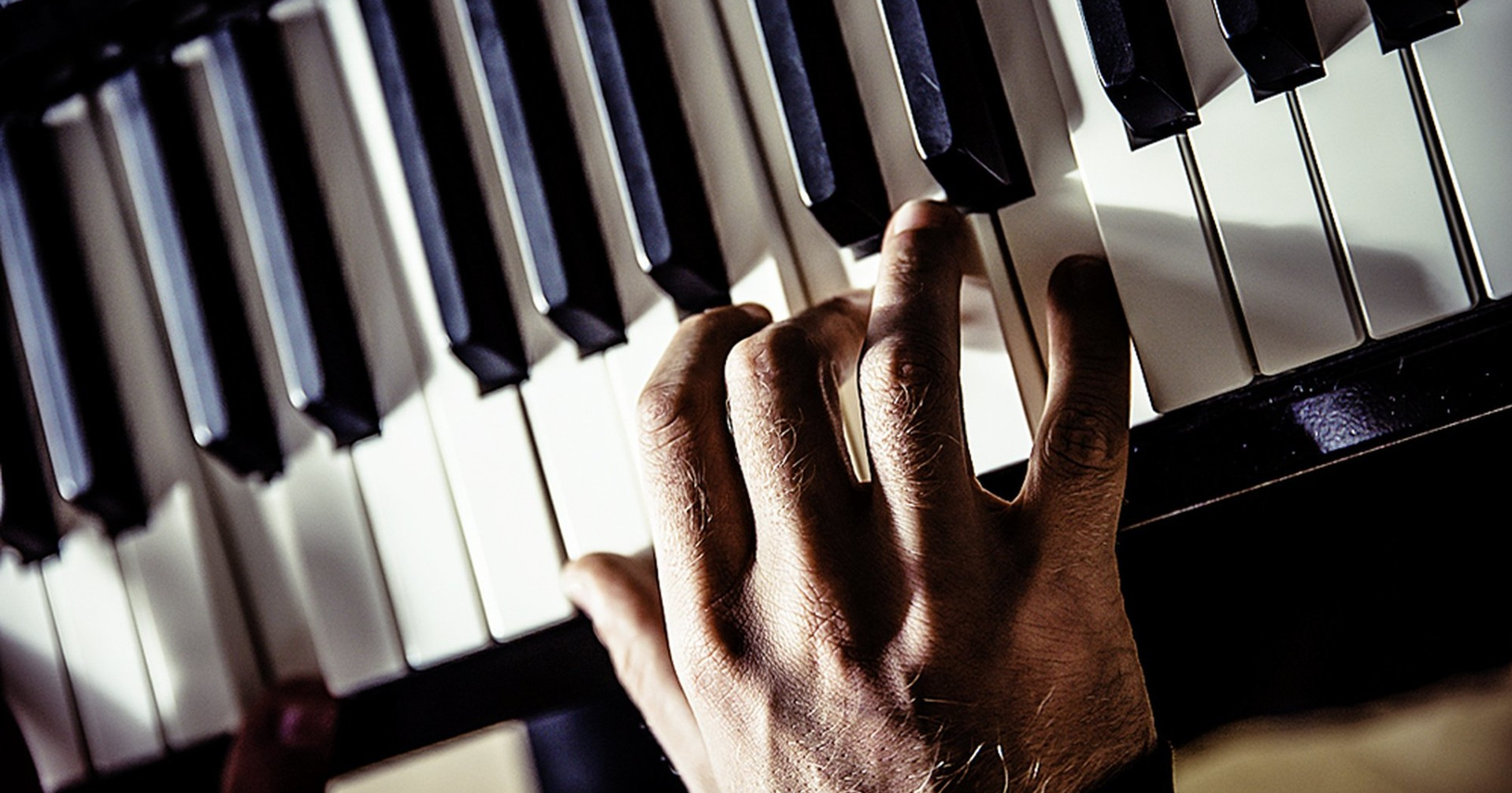 Игры пианино руками. Руки пианиста. Руки на пианино. Руки на фортепиано. Кисть пианиста.
