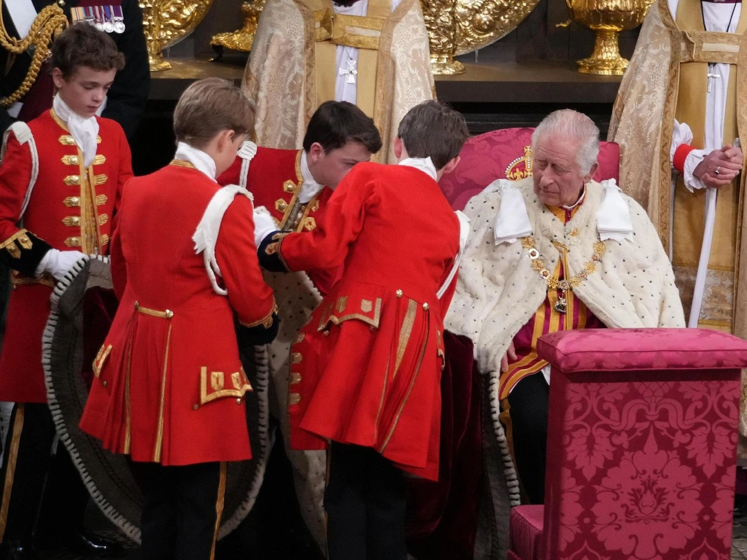 Пажи Его Величества: как выглядели самые милые участники коронации Карла III | marieclaire.ru