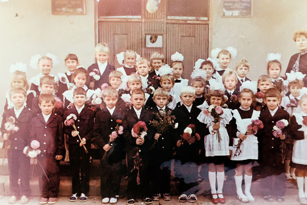В первый класс мальчик пошел в школу №61 Тракторозаводского района города Волгограда