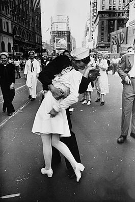 Как поцелуй на Таймс-сквер стал символом окончания Второй мировой войны: история одной фотографии