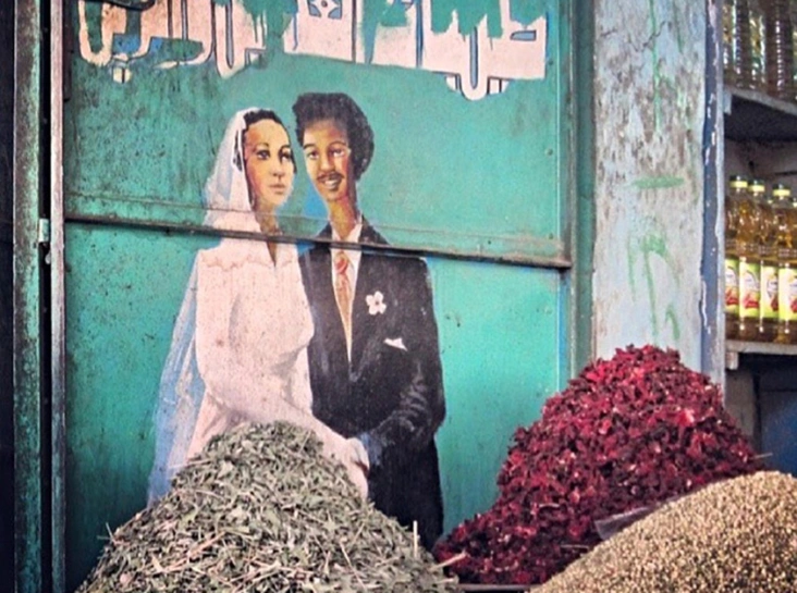 Рисунок на стене говорит о том, что здесь можно купить все необходимые вещи для суданской свадьбы — от хвороста акации «шаф» для ритуала «духан» до хны для декоративной росписи тела