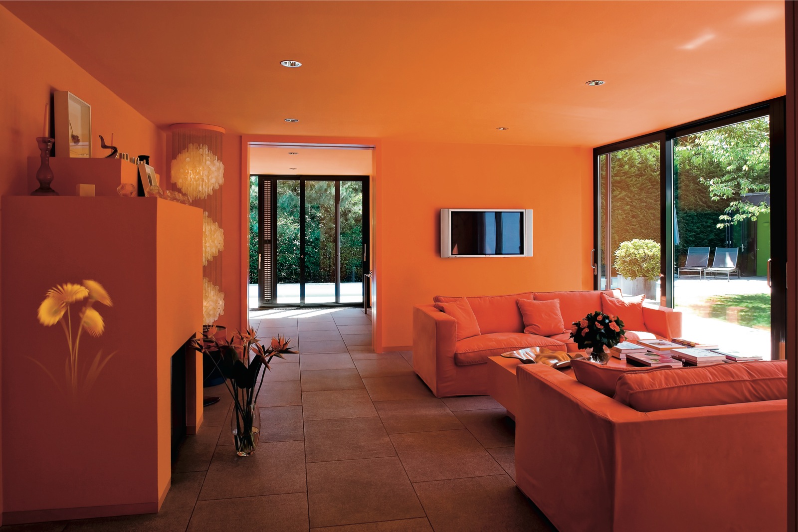 Темный оранжево желтый цвет. Оранжевый цвет в интерьере. Комната с оранжевыми стенами. Интерьер в оранжевых тонах. Комната в оранжевом цвете.